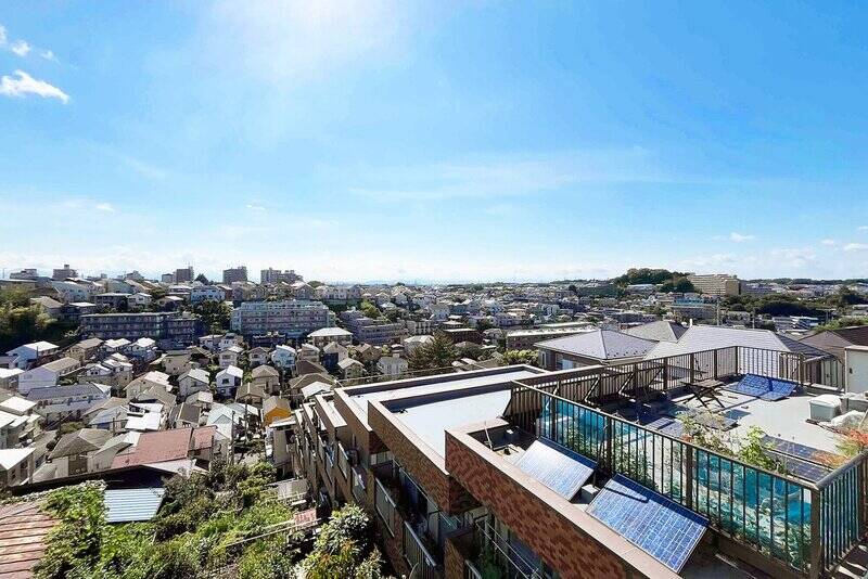 高台に建つマンションの一室で周辺に高い建物が無いため、こんなにも開放的な眺望を手に入れられますよ！ そして南向きということもあり、陽当たりも良好です◎<p><br></p><p>■ バルコニー面積：約15.61㎡</p>