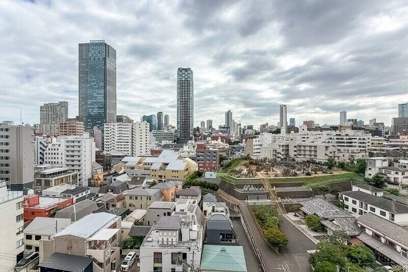 南西向きのバルコニーからは、広い空と都心の街並みを望めます。なお、眼下には霊園がありますので、眺望の感じ方は現地でもご確認ください。