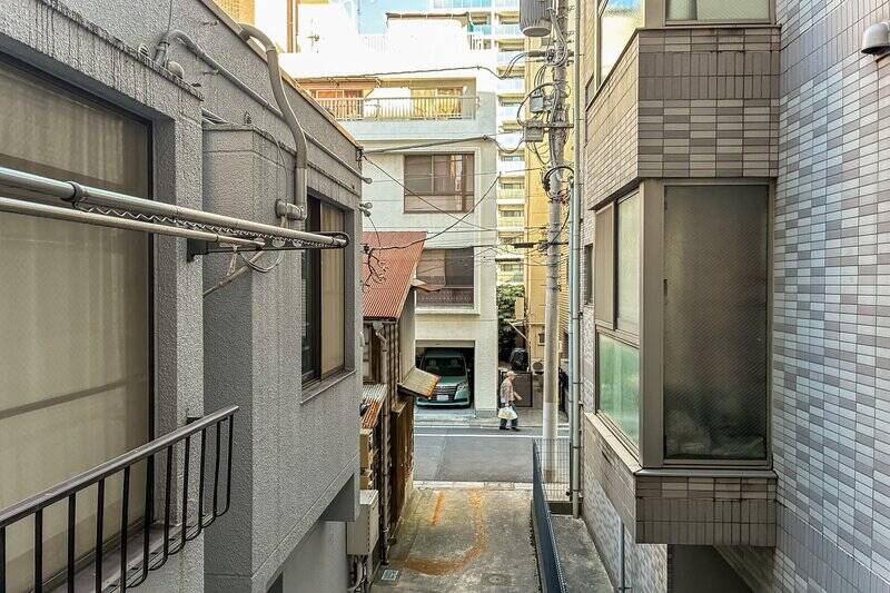 東側の窓を開けると、ちょうど建物の隙間から通りが見えます。