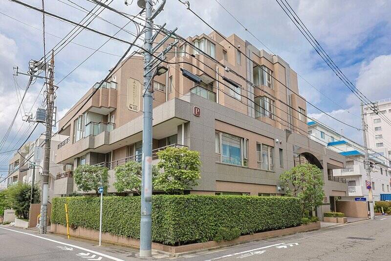 <p>目黒通りから一本入った場所に佇む、重厚な雰囲気のマンション。石調の外観やガラス張りのエントランスが、邸宅らしい風格を漂わせています。</p><p><br></p><p>■ 竣工：1998年　■ 総戸数：15戸</p><p>■ 設備：オートロック／宅配ボックス</p><p>■ 駐車場：屋内平置き・機械式（月額33,000～36,000円）</p><p>■ 管理員：清掃業務を中心とした週5日勤務（8:00～11:15）</p>