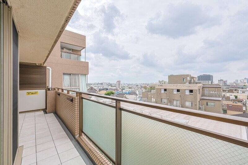 バルコニーはワイドスパン設計で、奥行きにもゆとりがあります。物干し金具付きです。