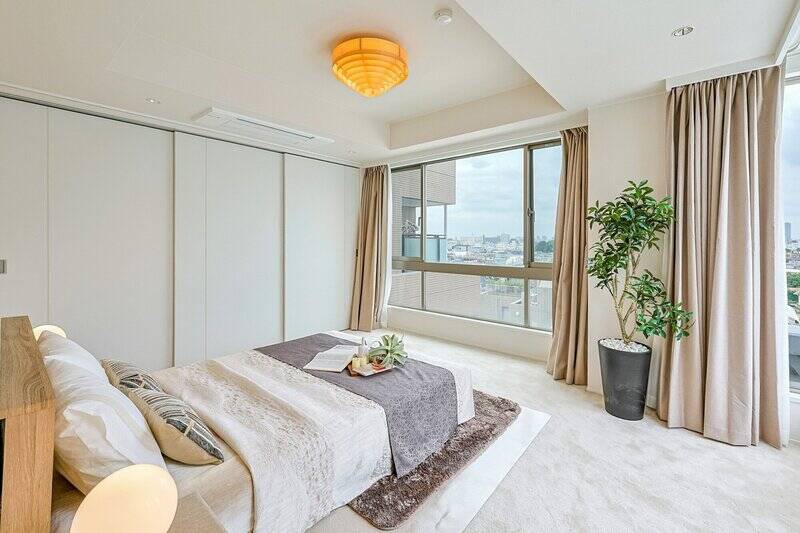 南と西向きの大きな窓からたっぷり自然光が注ぎ、晴れやかな空気に包まれる洋室A。壁一面に収納を備えています。