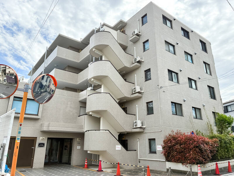 1989年に竣工した、新耐震基準適合のマンション。総戸数は45戸で、落ち着いた佇まいが街並みにしっくりと馴染んでいます。