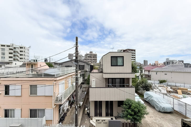 正面に見える建物とは距離が取れているため、圧迫感や視線の入り方は、そこまで気にならない印象です。