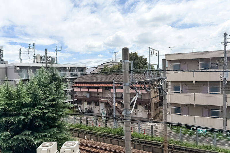 洋室は線路側に位置しているため、電車の走行音はLDKよりも聞こえやすい印象。洋室からも、音の聞こえ方をご確認いただくとよさそうです。