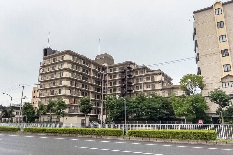 「葛西」にやってきました！ 今回ご紹介するのは清砂大橋通り沿いに建つ、1980築、総戸数63戸のマンション。屋上のマンション名の付いた屋根が、なんともレトロな雰囲気♪