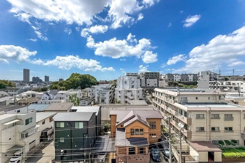起伏のある街並みですが、目の前には低い建物が続き、視界が比較的開けています。少し先まで見渡せる、開放感のある景色です。