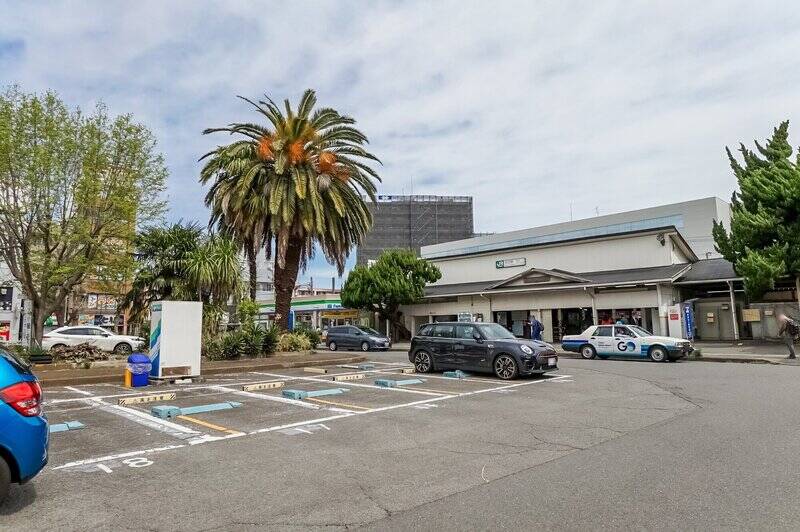 最寄りはJR横浜線「大口」駅(徒歩4分)。駅前のロータリーにはヤシの木が並び、なんだか南国ムードに。