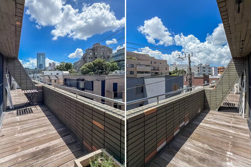 ウッドデッキが敷かれたバルコニーは、住戸と同じだけのワイドスパン。両端に花壇もありますよ。