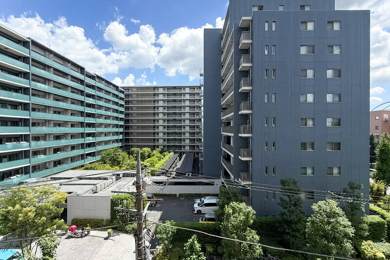 正面には大型のマンションが建っていますが、空地に緑がたくさん植っているで圧迫感はありません。距離が取れているため、日当たりも良好です！