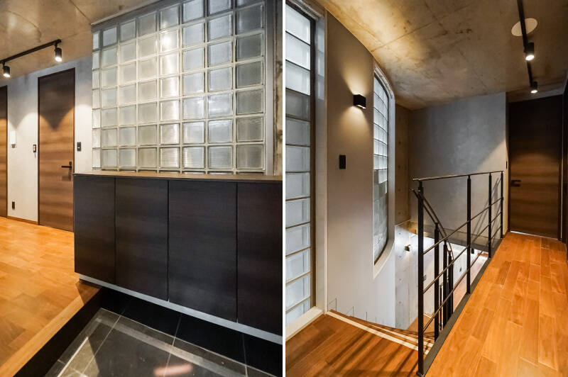 <b>左・</b>躯体現しの天井とダークな色味の建具で、住戸内はしっとりと大人な雰囲気。ガラスブロックを利用して玄関廊下に自然光を取り入れています。／<b>右・</b>まずは階段を下りて、B1階のLDKから見ていきましょう。
