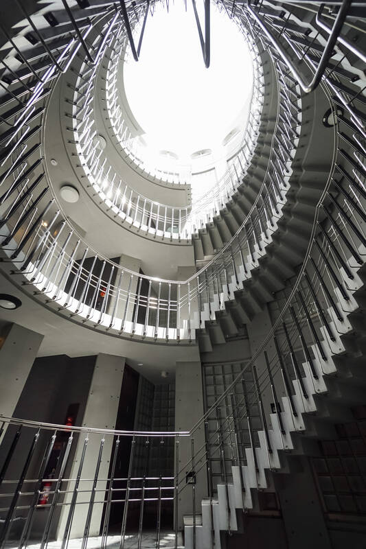 マンションの共用部の螺旋階段があまりに格好いいので、まずは見上げてパシャリ。空に向かって吸い込まれていくみたいな、SF感漂う雰囲気がたまりません……マンションそのものにもデザイン性を求める方なら、きっとグッと来るポイントですよ！
