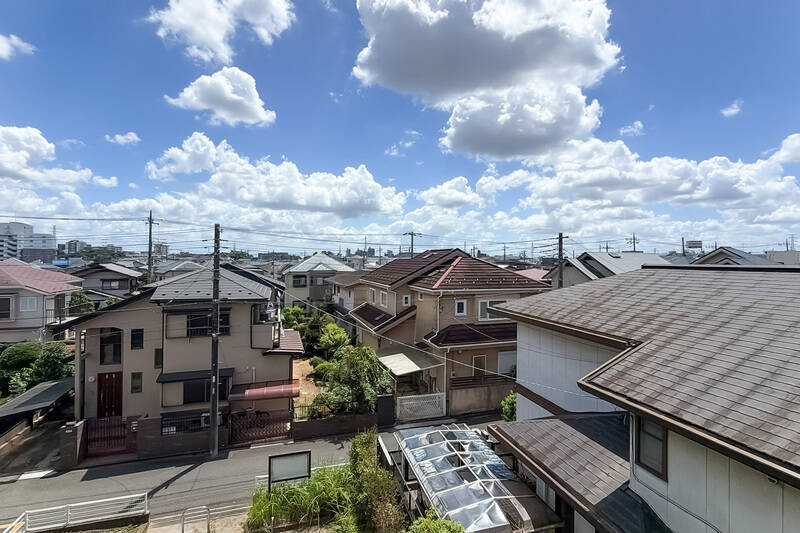 周辺は戸建て住宅が多く、視界を遮るような高い建物はありません。遠くまで視線が抜け、空を大きく感じられる眺めですよ。