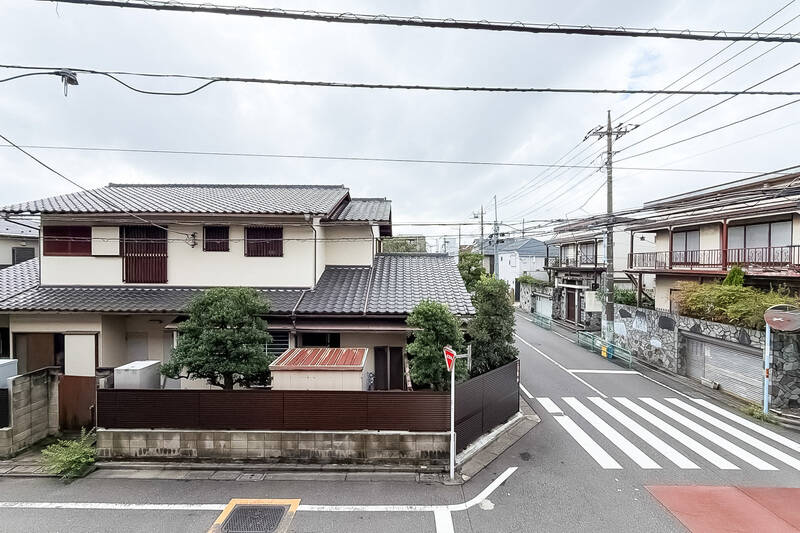 目の前には戸建てが並びます。眺望の抜けはありませんが、低層の住宅街だからこそ、日差しを遮る建物が少なく、明るさを感じられそうです。