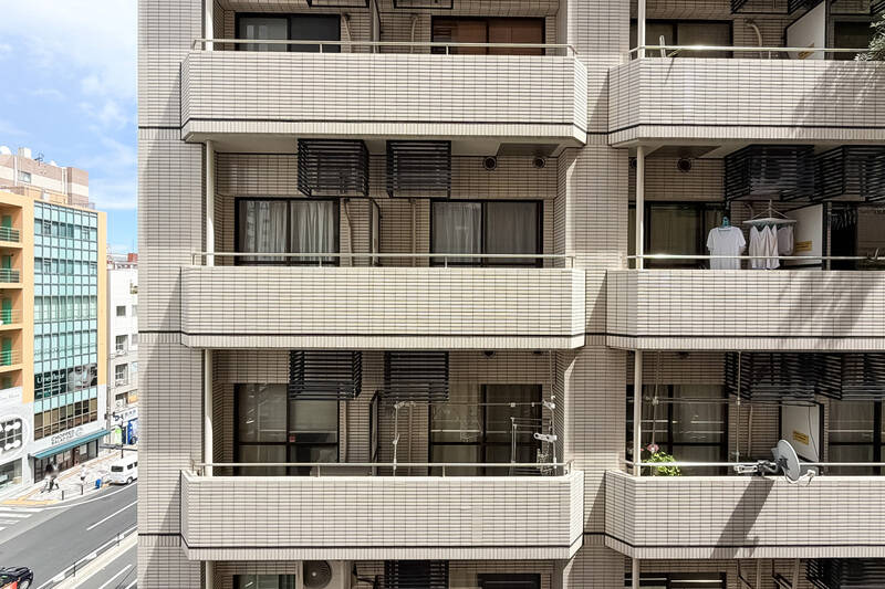 正面には道路を挟んでマンションが建っています。また北東側には山手通りもあるため、正面からの視線や車の走行音の感じ方は、現地でご確認いただくとよさそうです。
