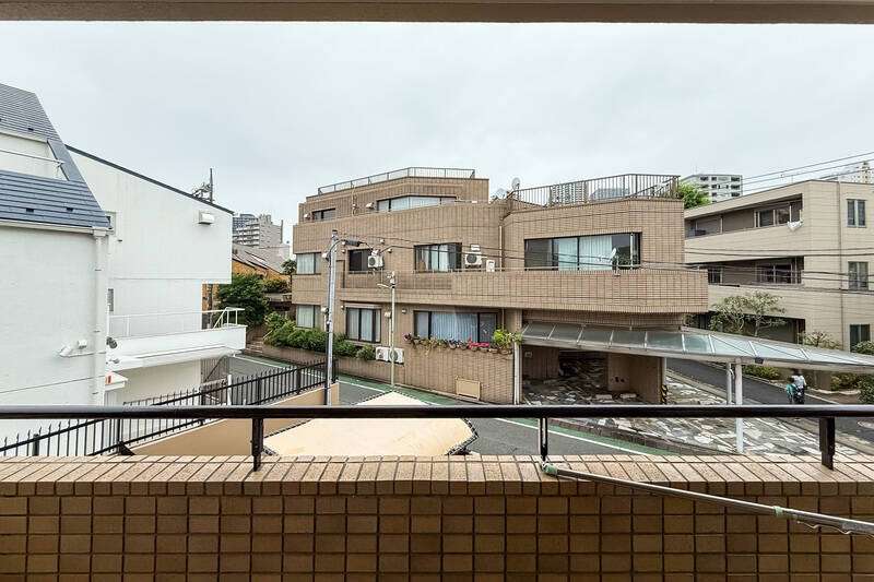 周辺には低層住宅が広がり、空は広く開けています。