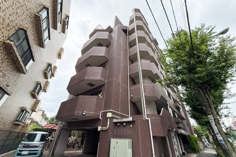 環八通り沿いに建つ、比較的新しい世代のマンションです。茶色のタイル貼りが印象的。<p><br></p><p>◾️総戸数：20戸</p><p>◾️ペット：1住戸につき2匹まで飼育可（細則あり）</p>