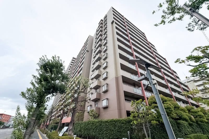 都営新宿線「大島」駅から徒歩3分。全3棟・総戸数644戸のビッグコミュニティマンションです。1997年竣工の新耐震基準の建物で、比較的新しい点もうれしいポイント。2023年には大規模修繕工事が完了しています。