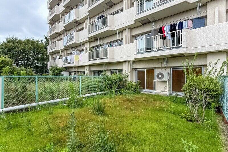 住戸は3階に所在するので、人通りは気にせずに過ごせそう。一方、お隣さんとはフェンス越しに視線が届く距離感なので、現地で一度ご確認いただくとよさそうです。
