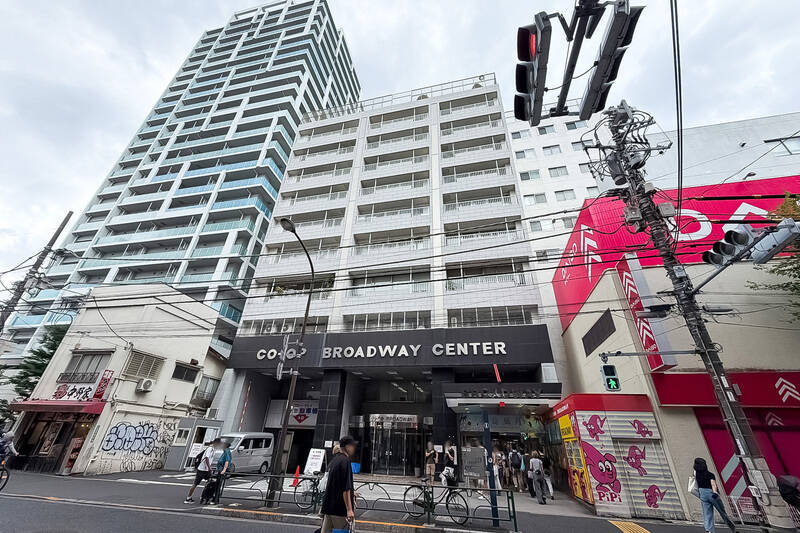 全長約140m、地上10階建て。低層階にショッピングセンター「中野ブロードウェイ商店街」が入り、高層階がマンションになっている巨大建築物です。1966年の竣工当時 “外に出なくても生活できる” というコンセプトのもと建てられました。