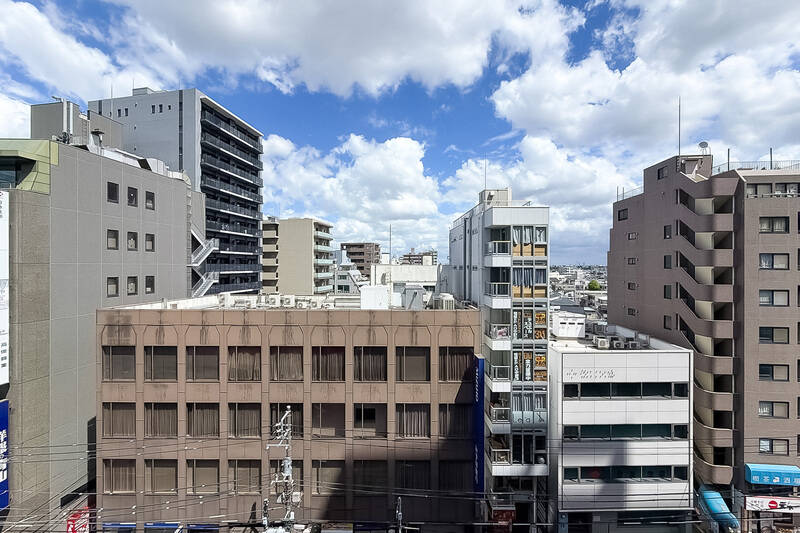 早稲田通りを挟んでビルが並んでいますが、所在が7階なので空もしっかり見えますね。