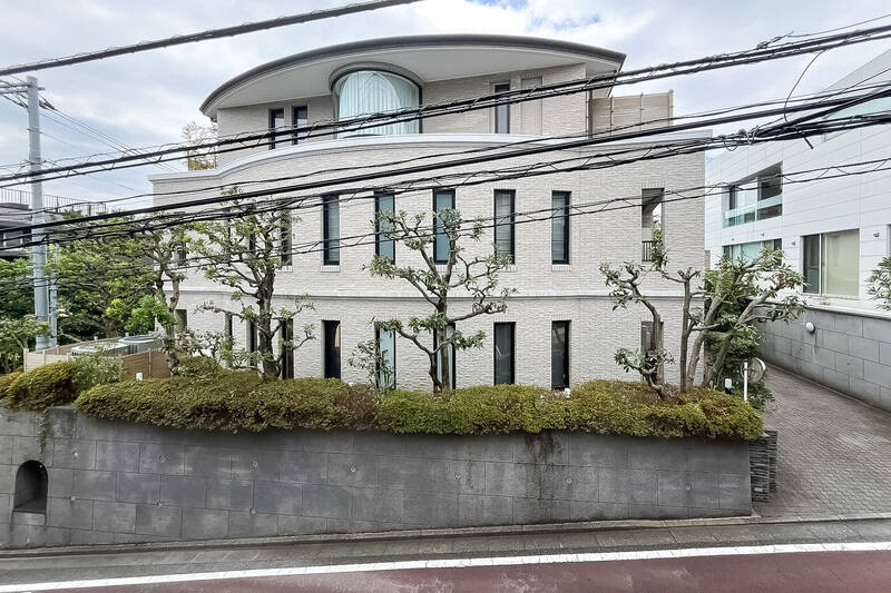 西側正面にはクラシカルなマンションが建っています。周辺は「第一種低層住居専用地域」に指定されていることもあり、こちらと同様に低層なので、日差しが遮られることはなさそうです。