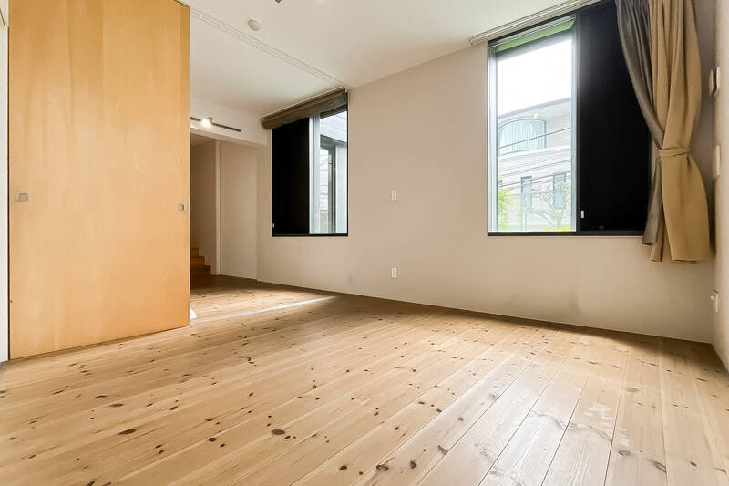 普段はこのように引き戸を開け放ち、玄関ホールと空間を一体にすると気持ちがいいですね。