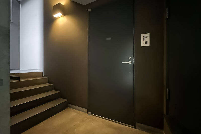 こちらが住戸の玄関ドア。どこまでも抜かりなくスタイリッシュです。