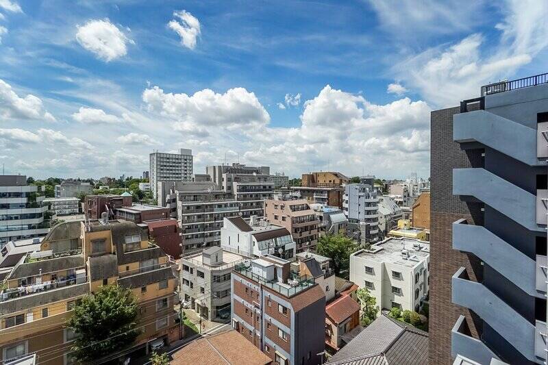 こちらは9階の住戸です。視界を遮るような建物はなく、大きな空を望む気持ちいいビューです! お向かいからの視線を気にしなくていいのもポイント高いですね◎