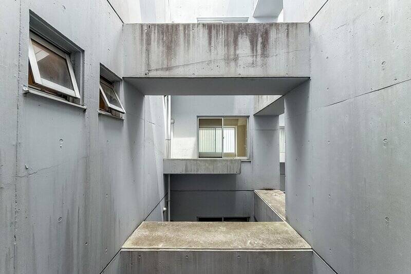 角住戸ではありませんが、住戸と住戸の間に吹抜けが設けられており、LDKや廊下、洋室に光を届けてくれています。