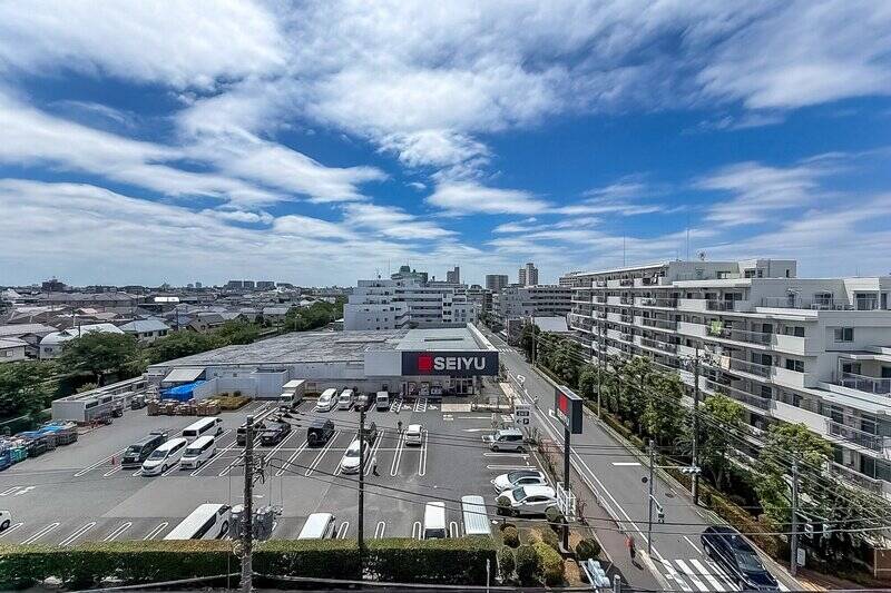 こちらは南西側のバルコニーからの眺望。正面には「西友高野台店」とその駐車場があり、その先まで視線が伸びていきます。