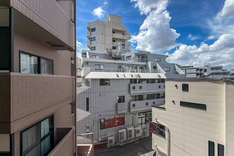 周辺にはマンションが建っており、視線が気になる場面がありそう。また左を向くと別住戸のバルコニーがあるため、その点は現地でご確認ください。