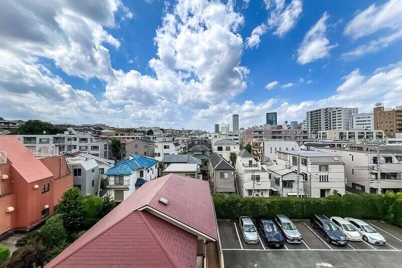 北西向きの眺望。駅近の立地ながら、こちら側には低層の住宅が広がっているため、空が広く開けていますね。
