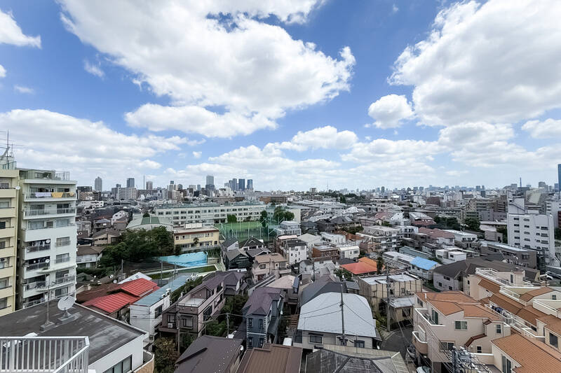 ご覧の通り、遠くの街並みや空まで見通せる気持ちのいい眺め。朝はこの景色を眺めながら、体を伸ばして一日を始めたい。