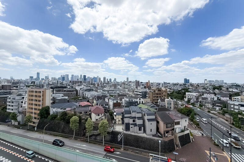 バルコニーからは、眼下にふたつの通りが見えます。洋室Aは住戸の中でも通りに近い位置にあるため、車の走行音は要チェックです。