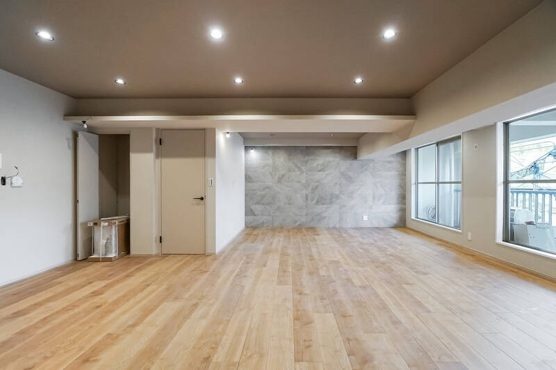 それではLDK左手のドアを開けて、残るふたつの個室と水まわりを順番に見ていきましょう（左端の開いているドアは、奥行きの深い物入れです）。どの個室へも必ずLDKを通ってアクセスする間取りなので、自然と家族のコミュニケーションが増えそうですね。
