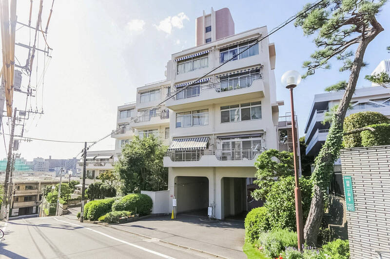 「目黒」駅から歩くこと7分！ 坂の中腹に佇むのは、カウカモ “常連さん” のこちらのマンション。全3棟からなる、1968年竣工・総戸数118戸のビッグコミュニティで、<b>ペットの飼育も可能</b>です（細則あり）。