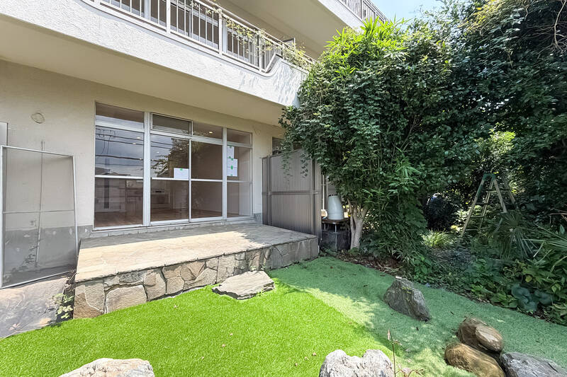 隣戸のテラスとは植栽でゆるやかに区切られています。ただ、場所によってはお互いの視線が合うところもあるカモ。