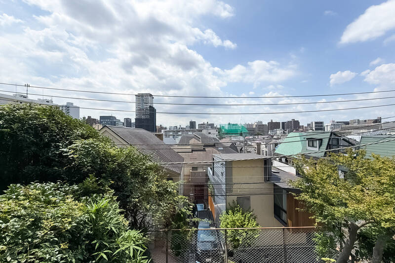 目黒川方面を見下ろす高い位置にあり、周辺は低層の住宅が中心。視界が大きく開けた、気持ちのいい眺望です。都心でこの開放感はうれしいですね♪