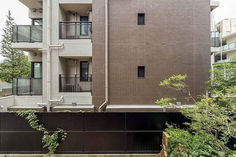 正面にはマンションが建っています。視線の感じ方は現地でご確認いただきたいポイント。