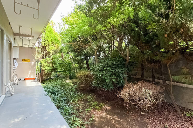 植栽がたっぷりと配された、緑を存分に満喫できる専用庭！ フェンスの向こうには「仙台堀川公園」の緑道が続いています。<p><br></p><p>◾️バルコニー面積：6.96㎡</p><p>◾️専用庭面積：60.18㎡</p>