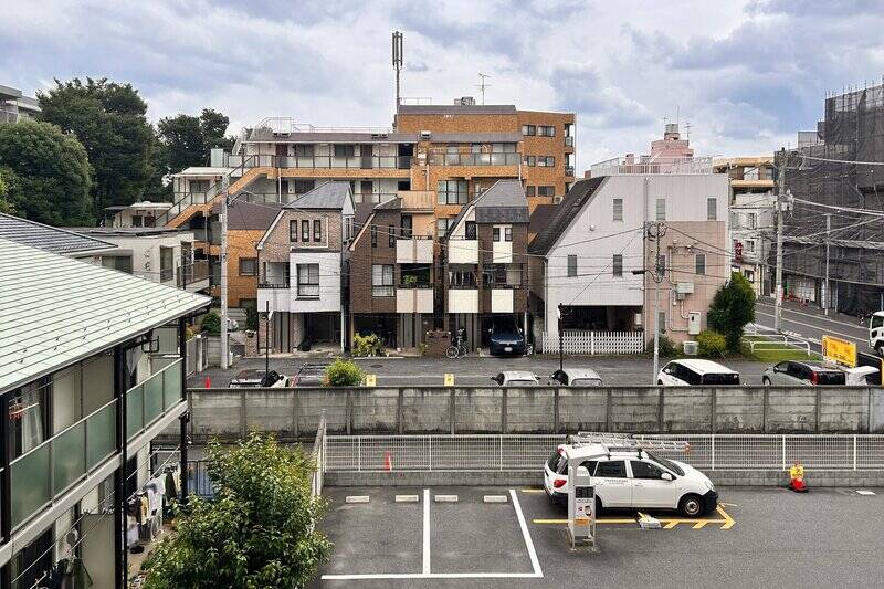 住戸は3階に所在。周辺には視界を大きく遮るような高い建物はないので、ほどよく空を感じられる眺めです。
