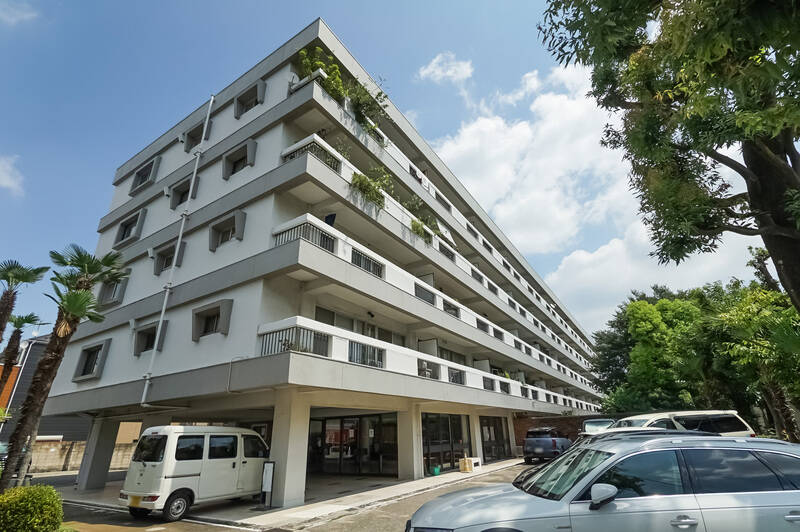 閑静な住宅街に位置するマンションは、長く大切に住み繋がれてきた、堂々たる佇まい。地下1階付き地上6階建て、全66戸。広々とした敷地には、平置き駐車場が39台分用意されています。
