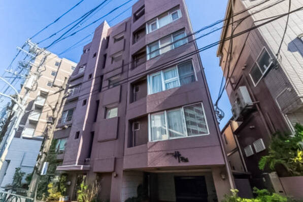 総戸数は10戸。そのため毎月の管理費、修繕積立金の徴収額はお高めに設定されています。1977年築とメンテナンスがしっかり必要なお年頃なので、ここは『致し方なし！』と納得できる方にご検討いただきたいと思います。
