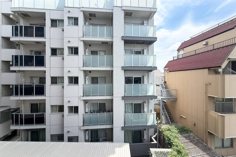 正面は別のマンションとバルコニーが向かい合わせなため、普段から薄手のカーテンを閉めておくのがよさそうです。内装の意匠から考えると、ウッドブラインドもよく似合いそうですよ。