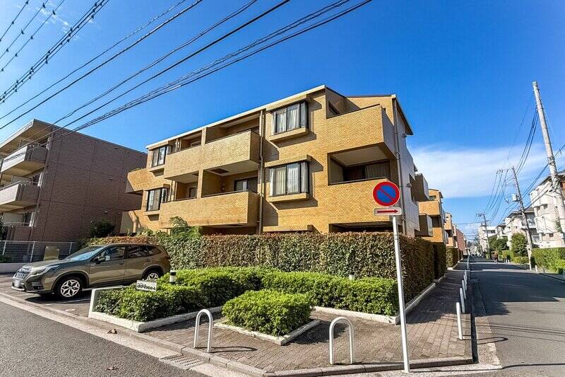 修繕工事履歴を拝見すると、これまで適宜メンテナンスが行われてきました。外観もきれいに整った、好印象なお顔立ちです。<p><br></p><p>◾️総戸数：30戸</p><p>◾️竣工：1984年（新耐震基準適合）</p><p>◾️用途地域：第一種低層住居専用地域</p>