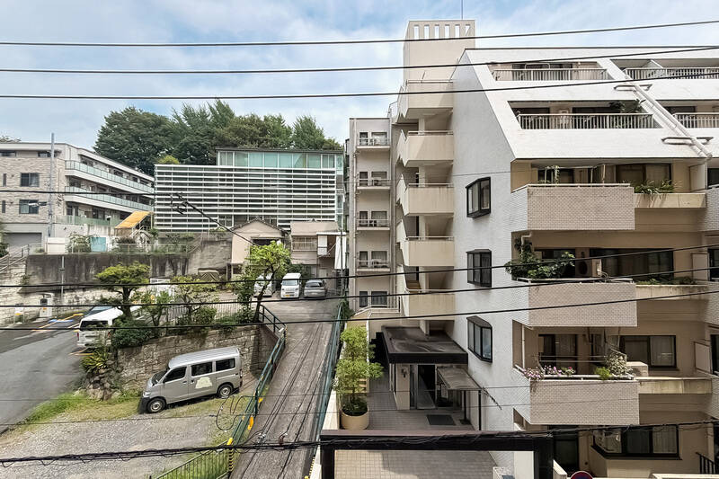 マンションのエントランスがある「音羽通り」とは反対側の向き。正面の建物とはやや距離が保たれているため、圧迫感は比較的抑えられています。