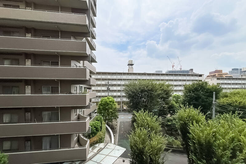 正面には別住戸のバルコニー、そして敷地内の植栽と「幡ヶ谷第三公園」の緑が。公園側を向くと、空の広さを感じられますよ。