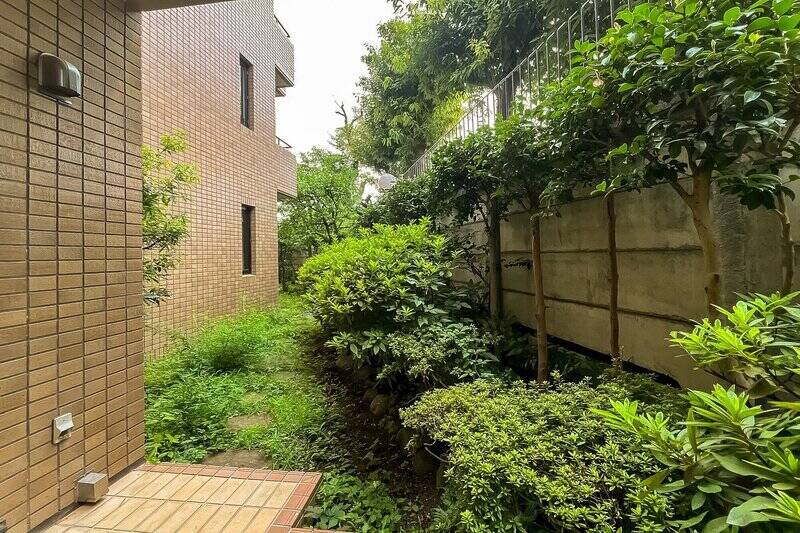 住戸に沿って斜めに配された、細長い形状の専用庭。大きなひと続きのスペースとはまた違い、住戸を囲うように続いています。