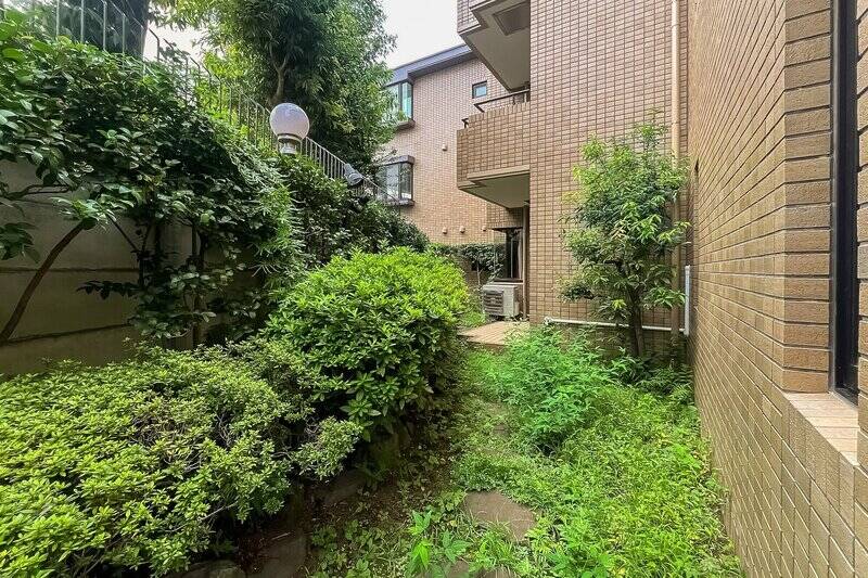 <p>塀の向こうには、先ほどご紹介した「池田山公園」の緑が広がっています。上階からの視線が気になる場面はありそうですが、外からの視線は届きにくく、緑を身近に感じながらゆったり過ごせるプライベートな空間です。</p>